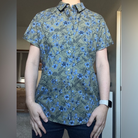 NWOT Wildfang Essential Button Up - Size Medium - Picture 3 of 7